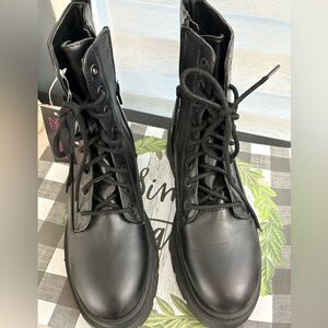 No Boundaries Women’s size 8.5 Black Lace-Up Combat Boots